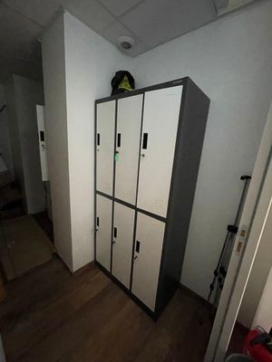 deux casiers dans le couloir d'un petit appartement