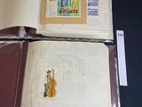 deux livres ouverts sur une table noire