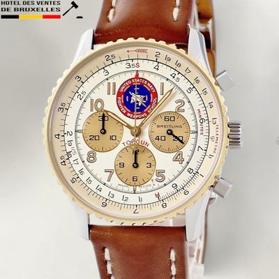 gros plan d'une montre sur une surface blanche