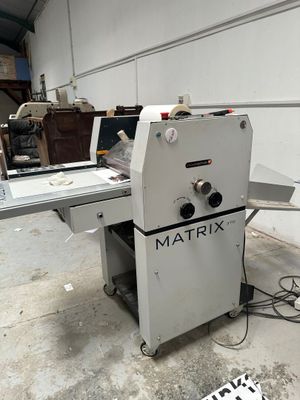 une machine qui se trouve dans un garage