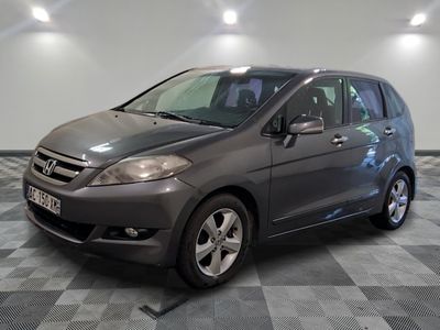 la voiture grise est garée dans le garage sur le sol en damier