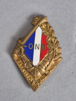 une image représentant une broche en or sur laquelle figure ce mot