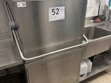 un évier en inox dans une cuisine dotée d'un grand plan de travail