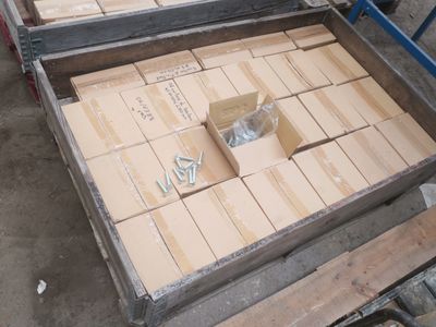 deux caisses en bois posées sur une palette
