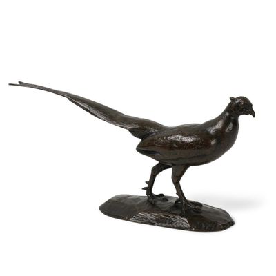 une photo d'une statue en bronze représentant un faisan posée sur un socle