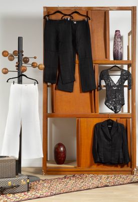 un porte-manteau sur lequel sont suspendus des vêtements, dans un salon