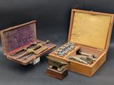 trois types d'outils différents dans une boîte en bois
