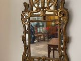 un miroir accroché au mur au-dessus d'une table