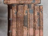 une petite boîte en bois sur laquelle sont posés plusieurs livres