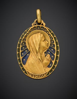 une image représentant un pendentif en or sur lequel figure une femme en train de prier