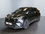un SUV Toyota C-HR noir garé dans une pièce