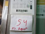 un grand nombre d'articles qui se trouvent sur les étagères du magasin