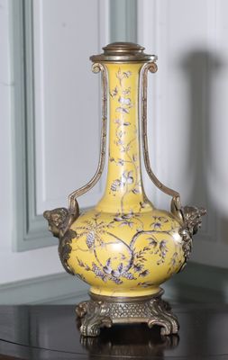 un vase jaune posé sur une table dans une pièce
