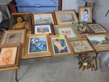 une table sur laquelle sont posées de nombreuses photos encadrées
