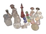un grand nombre de bouteilles en verre posées sur une table