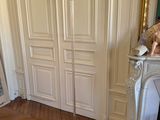 une photo d'un salon avec une cheminée et un lampadaire