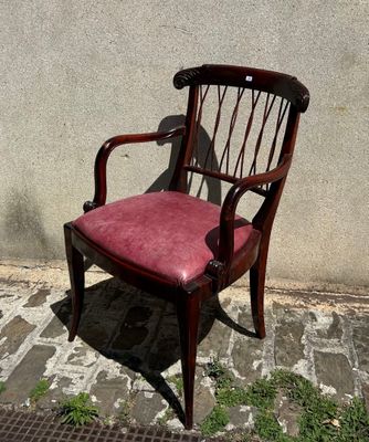 une chaise rouge posée sur le trottoir