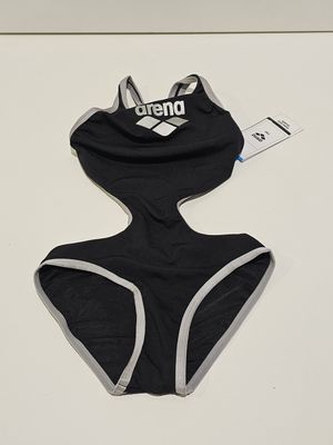 un maillot de bain noir et blanc posé sur une surface blanche