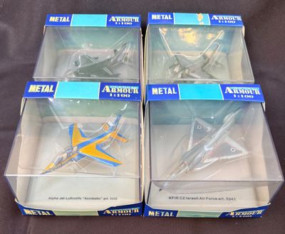 deux boîtes contenant des maquettes d'avions en métal posées sur une table