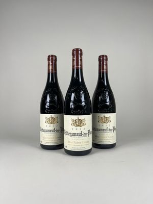 trois bouteilles de vin posées sur une table l'une à côté de l'autre