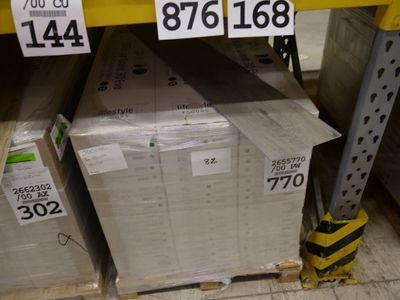 de nombreuses boîtes sur les rayons du magasin, destinées à la vente