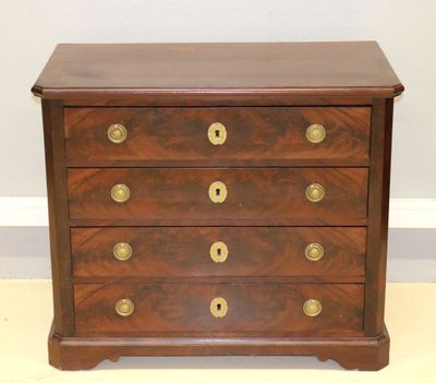 Commode en placage d'acajou ouvrant par quatre tiroirs.