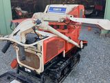 une petite machine posée sur le gravier