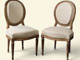 deux chaises avec dossier et assise rembourrés