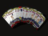 gros plan d'un paquet de cartes pokemon sur une table