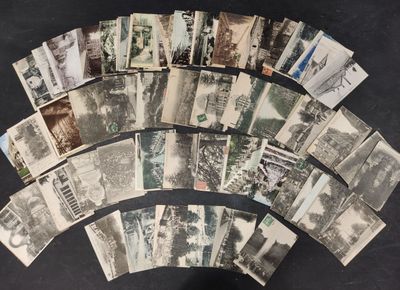 une image montrant un tas de vieilles photos posées sur une table