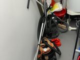 une photo d'une pièce avec un aspirateur et d'autres produits d'entretien