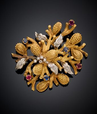 une image représentant une broche en or ornée de fleurs et de feuilles