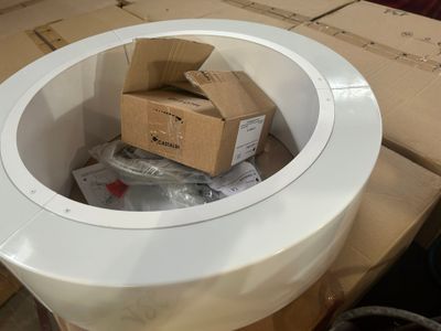 des toilettes blanches avec une boîte au milieu