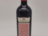 une bouteille de vin posée sur une table