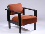 une image représentant une chaise dont l'assise est recouverte d'un tissu orange, sur fond blanc