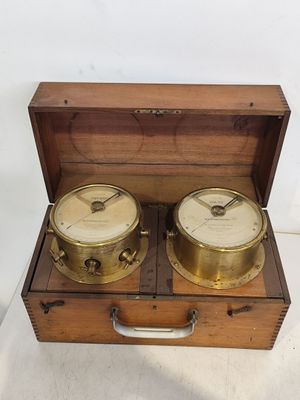une boîte en bois contenant deux types d'horloges différents