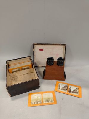 une petite boîte contenant des cartes et une paire de jumelles