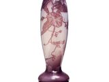 un vase violet posé sur une surface blanche