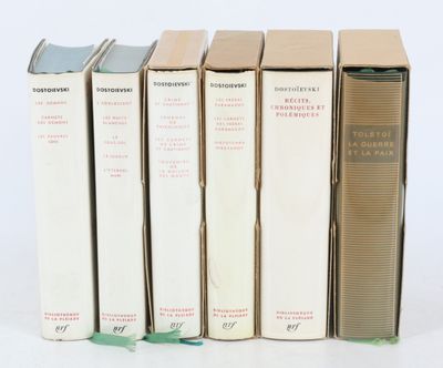 plusieurs livres sont alignés sur une surface blanche
