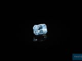 un diamant bleu sur un fond noir