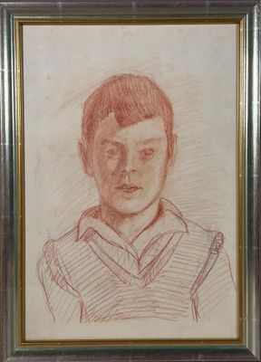 portrait d'un jeune garçon en chemise rayée, dans un cadre