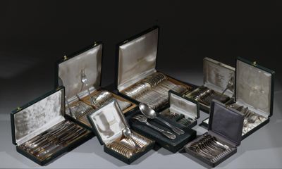 beaucoup d'argenterie dans un coffret sur une table