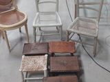 de nombreuses chaises et tabourets disposés dans une pièce