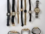 de nombreuses montres et bracelets de toutes sortes disposés sur une table