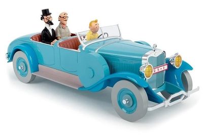 une petite voiture bleue dans laquelle se trouvent un homme et une femme