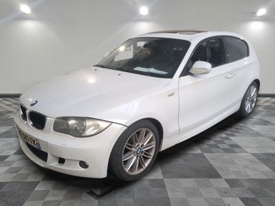 une photo d'une BMW blanche dans un garage