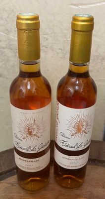 deux bouteilles de vin posées sur une table