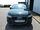l'avant d'une Audi noire garée devant un immeuble