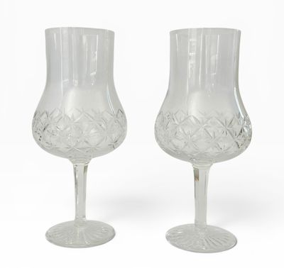une paire de verres en cristal taillé sur fond blanc