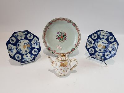 trois pièces de porcelaine bleue et blanche sur un fond blanc